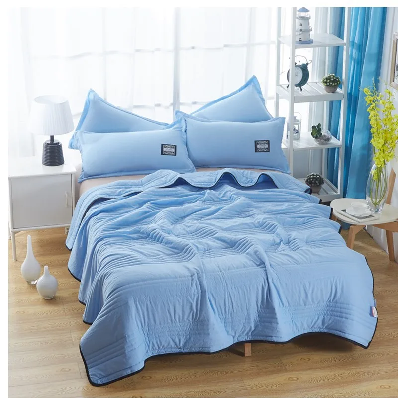 Couette d’été gaufrée bleu ciel sur un lit