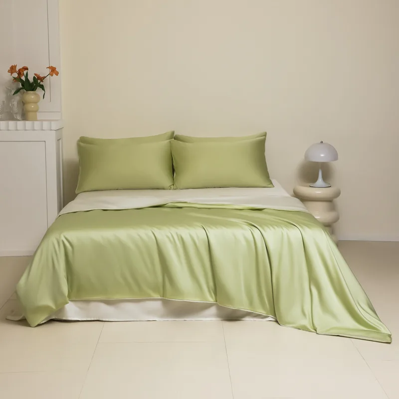 Parure effet soie vert olive sur un lit