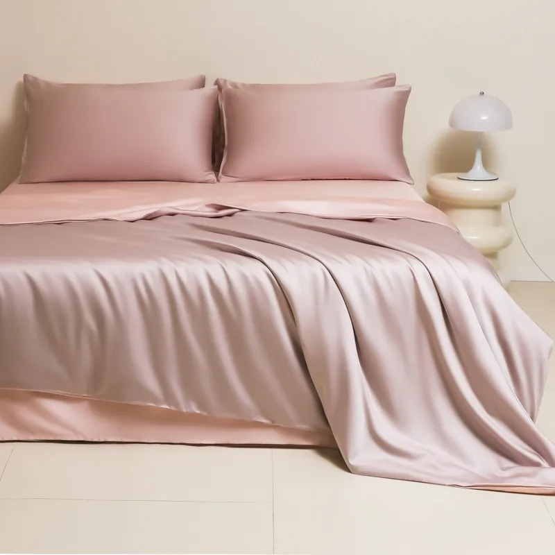 Parure effet soie vieux rose sur un lit