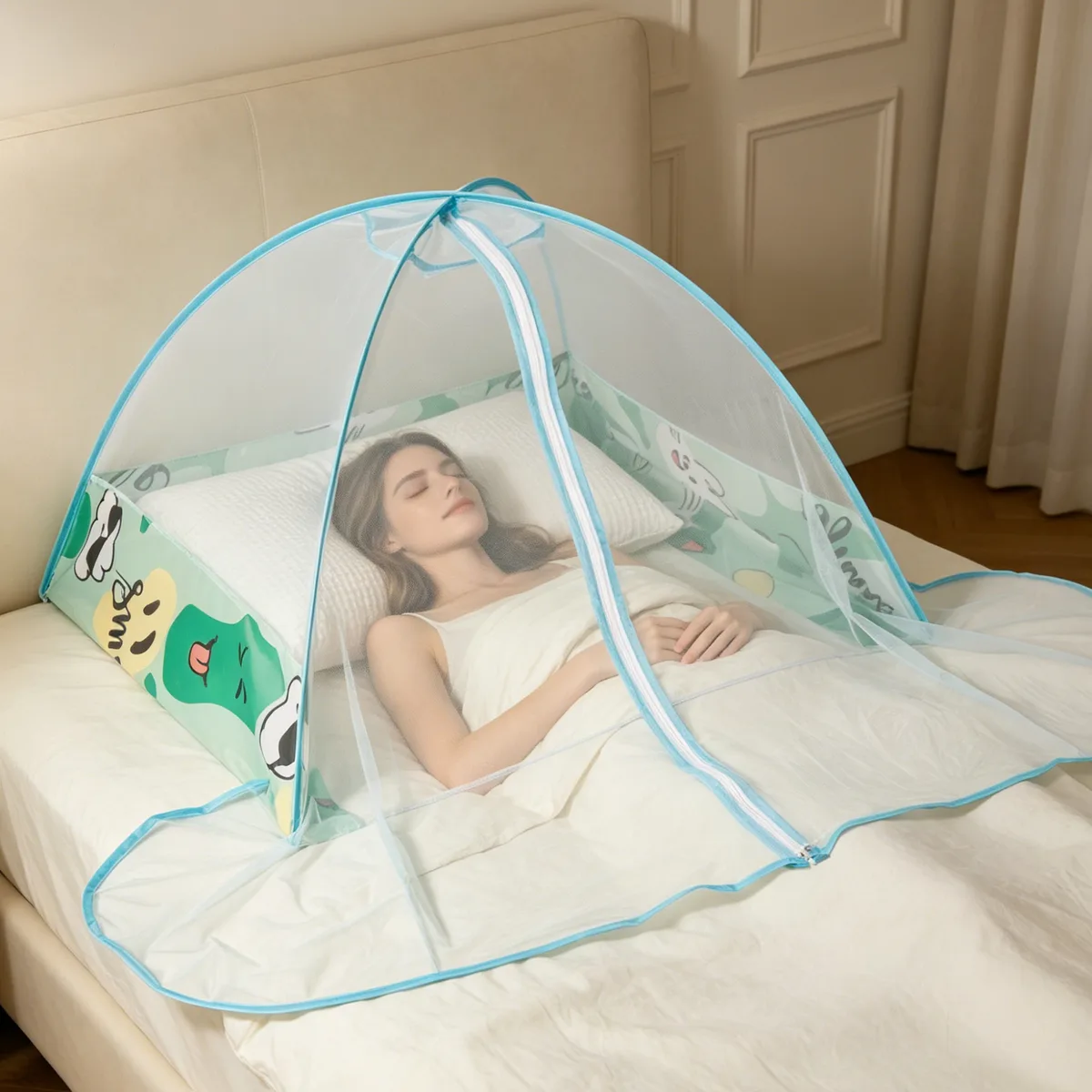 Moustiquaire pop-up une personne dépliée sur un lit, une femme dort dessous