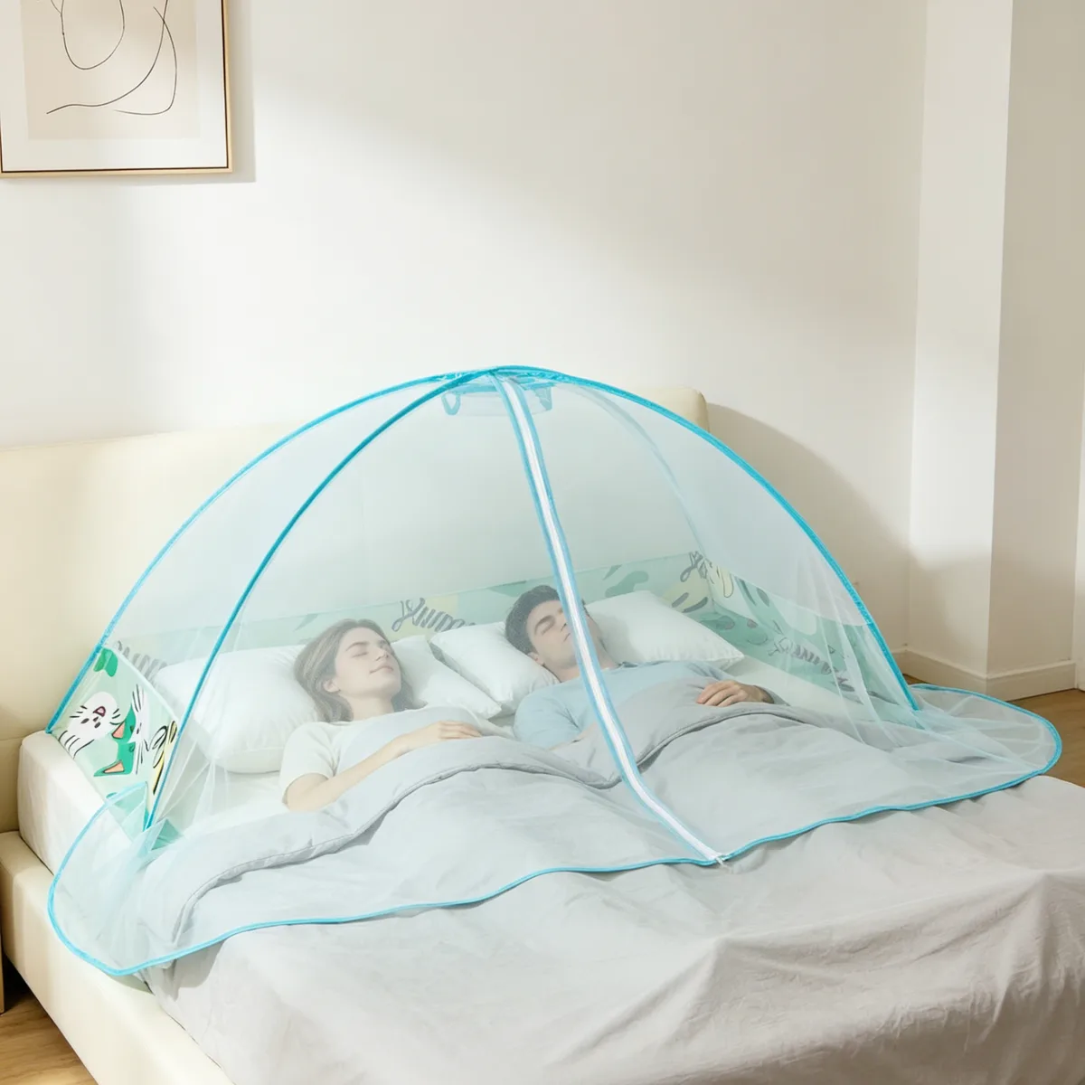 Moustiquaire pop-up deux personnes dépliée sur un grand lit