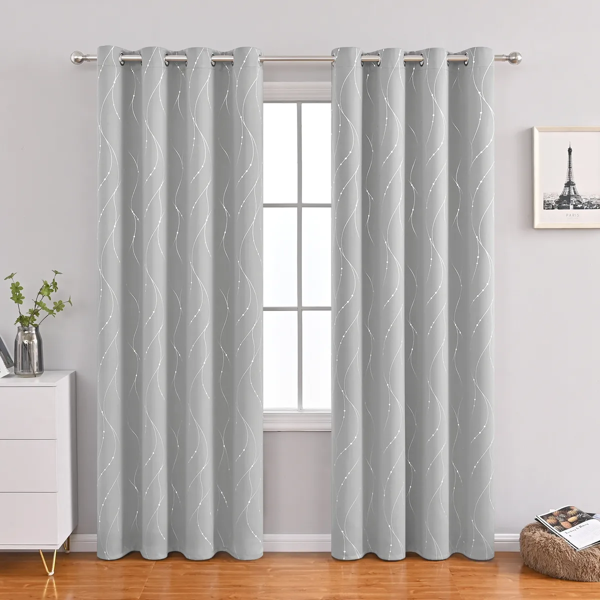 Rideaux gris clair à motif pointillé devant une fenêtre