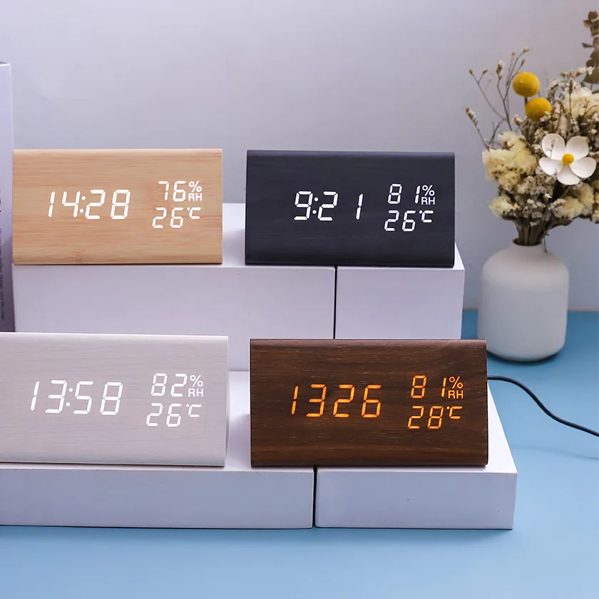 Thermo-hygromètres horloge en bois posés sur une étagère, écrans allumés