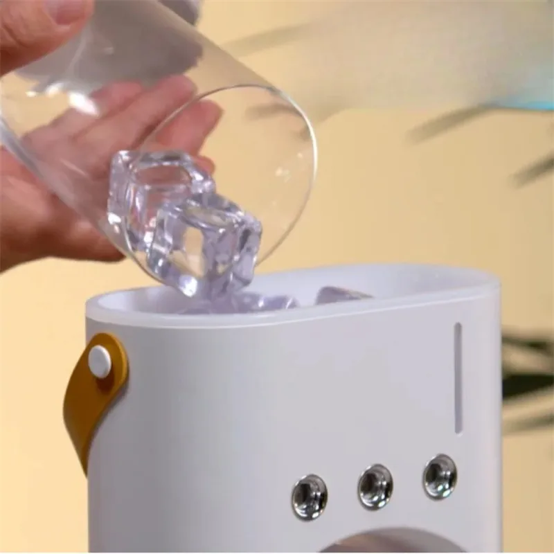 Remplissage du réservoir du ventilateur brumisateur avec de l’eau et des glaçons