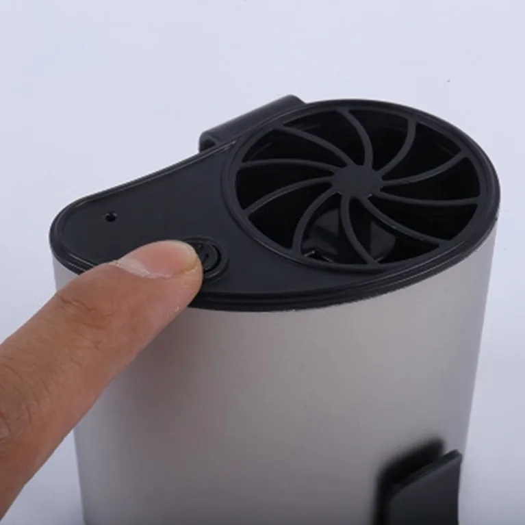 Doigt appuyant sur le bouton du ventilateur de ceinture