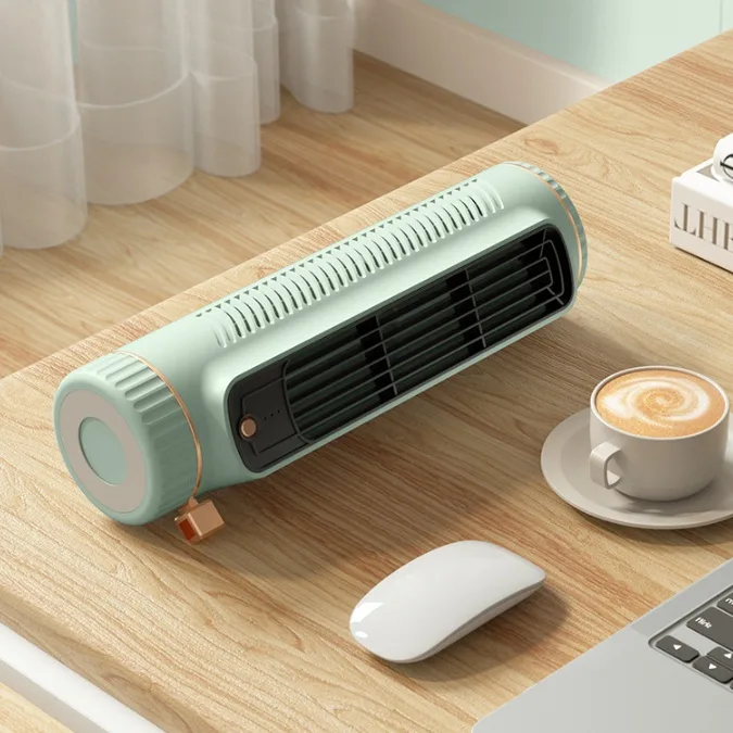 Ventilateur colonne de bureau couché sur un bureau en bois, à côté d’une tasse et d’une souris