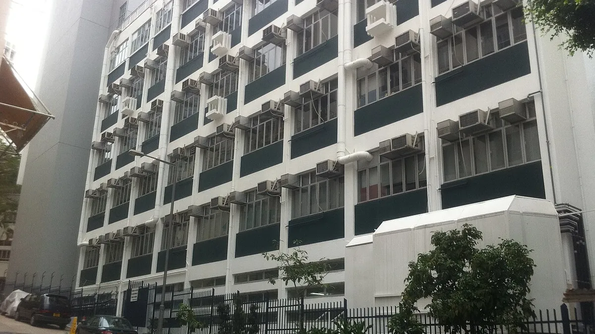 Façade d’immeuble équipée de nombreuses unités extérieures de climatisation