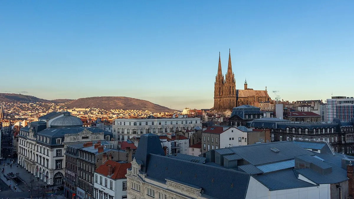 Clermont-Ferrand : les toits du centre et la cathédrale, chaîne des Puys au fond