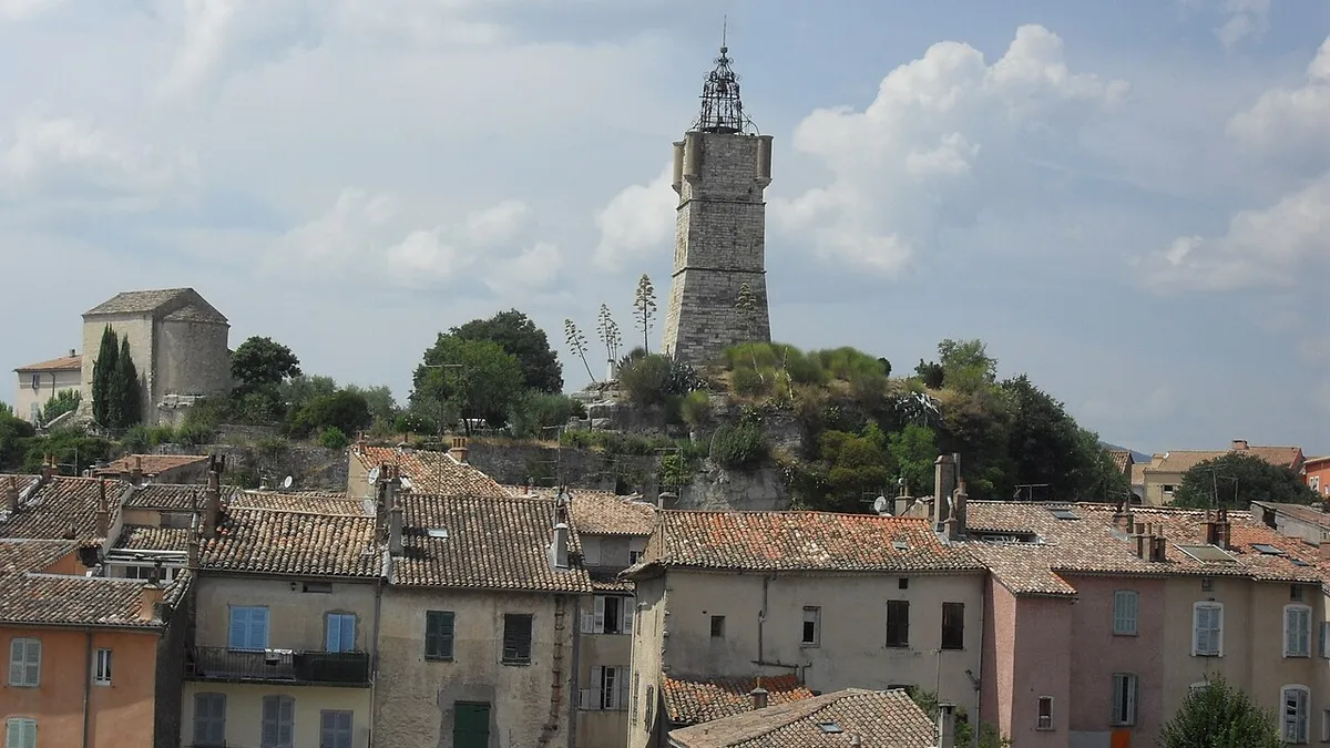 Draguignan : la tour de l’Horloge au-dessus des toits