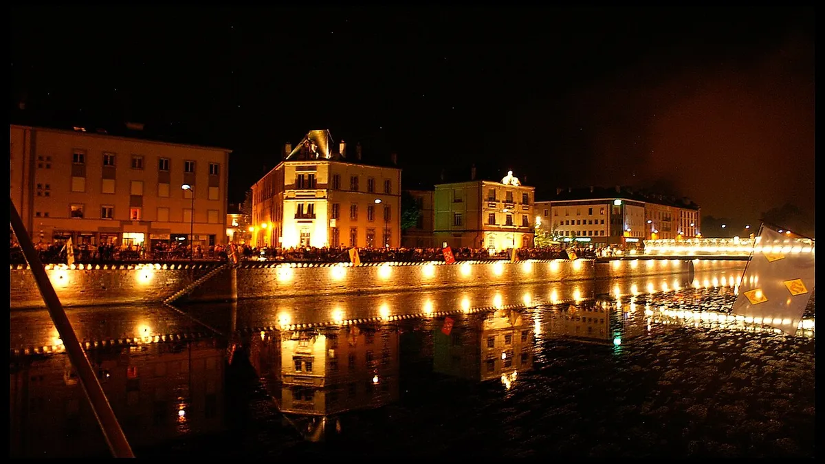 Épinal : les quais de la Moselle la nuit