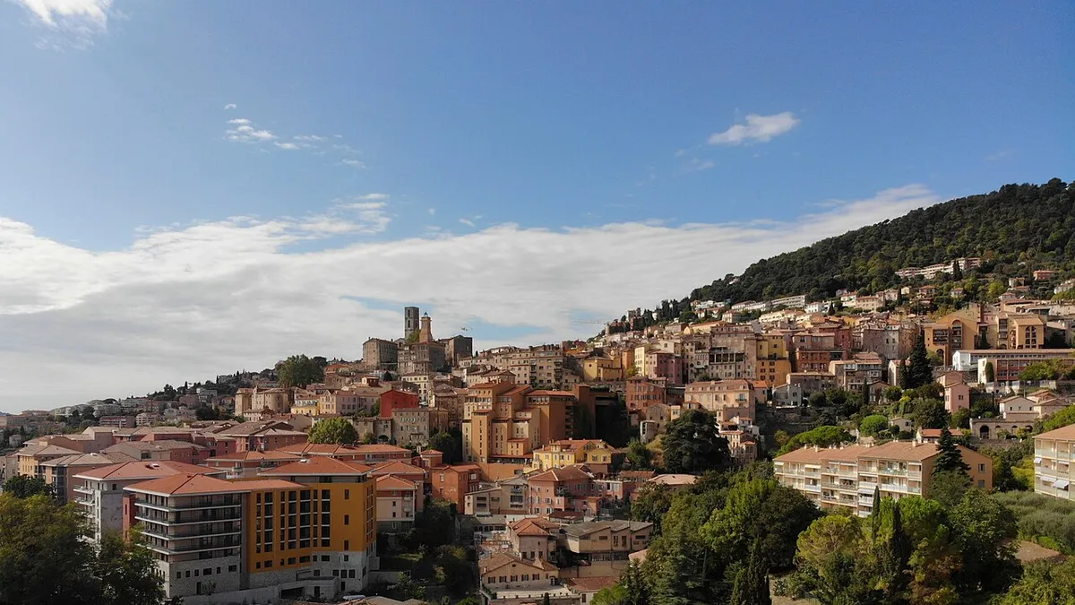 Grasse : la vieille ville à flanc de colline