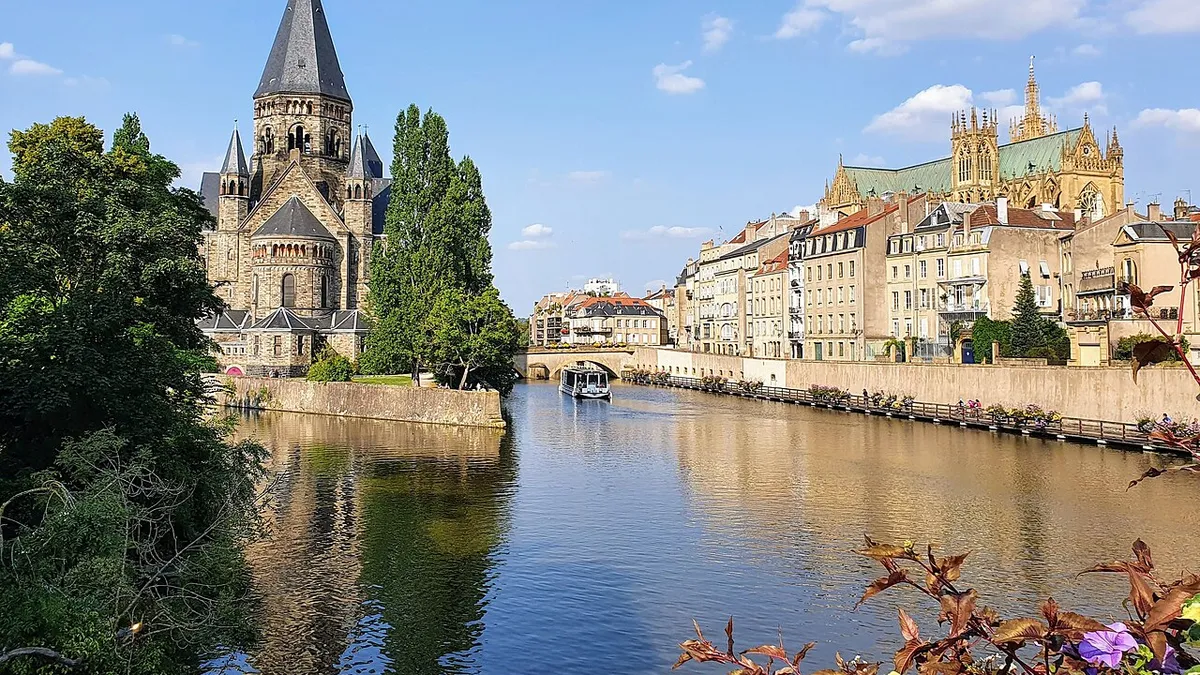 Metz : le temple Neuf sur la Moselle et la cathédrale Saint-Étienne