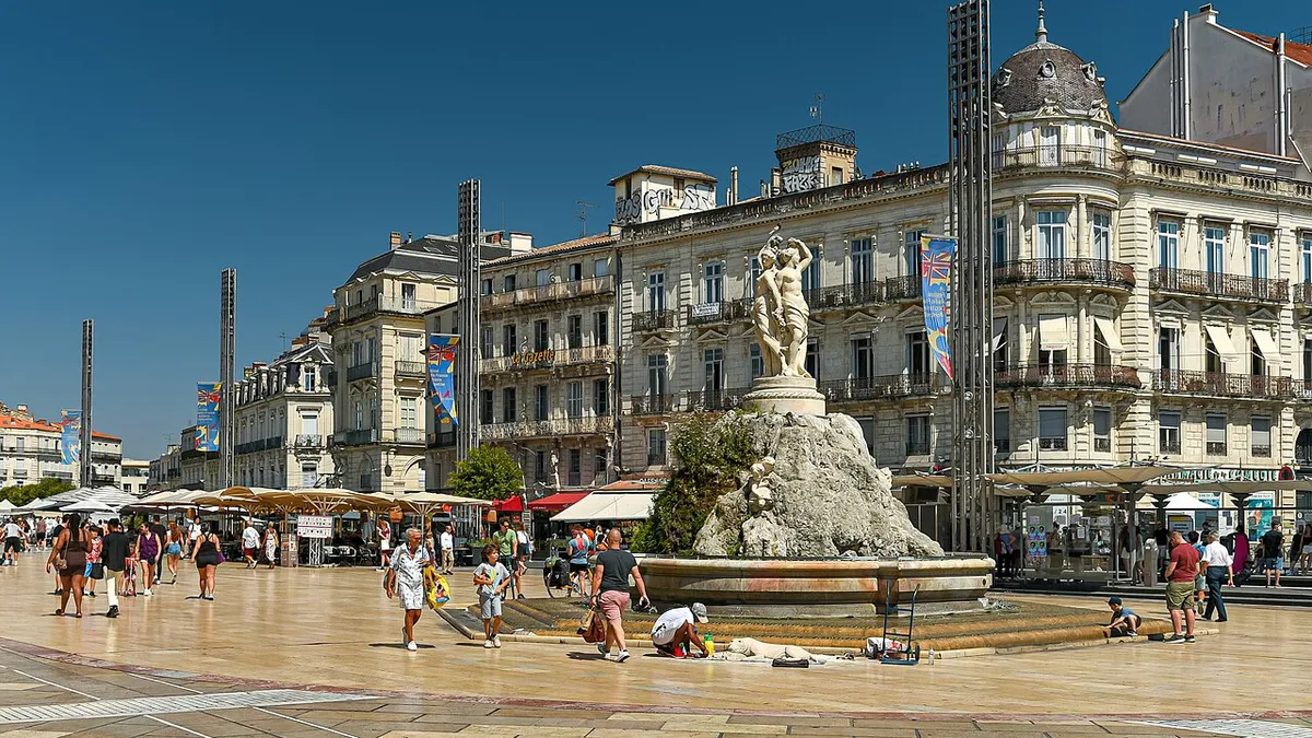 Montpellier : la place de la Comédie et la fontaine des Trois Grâces