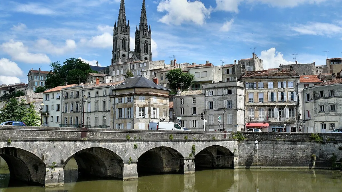 Niort : la Sèvre niortaise et l’église Saint-André