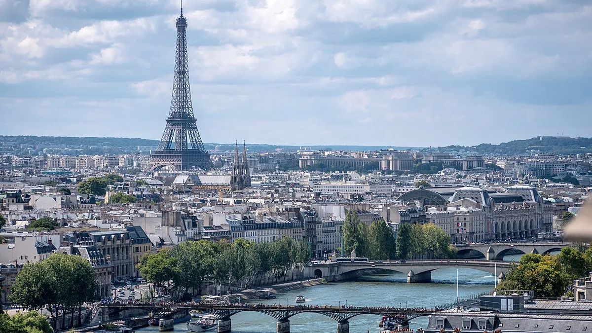 Paris : les toits, la Seine et la tour Eiffel