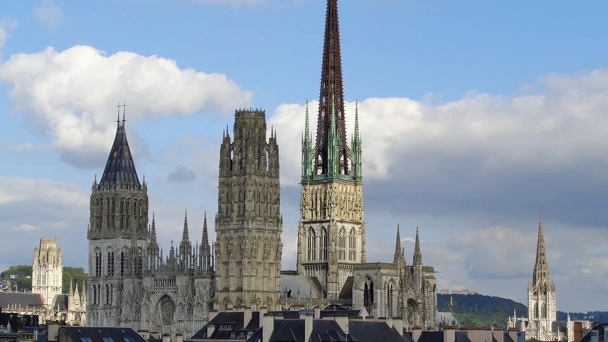 Rouen : la cathédrale Notre-Dame au-dessus des toits