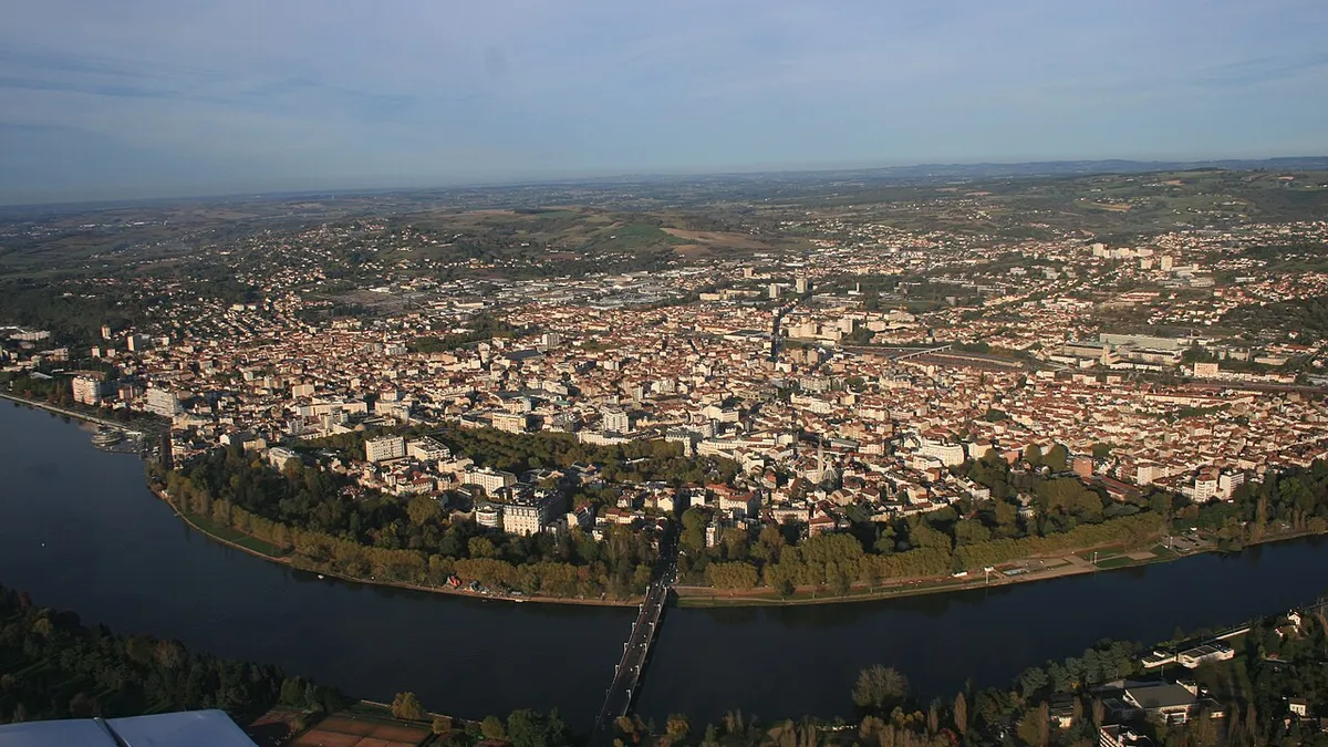 Vichy : vue aérienne de la ville et de l’Allier